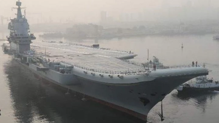 Το πρώτο αεροπλανοφόρο κινεζικής κατασκευής ξεκίνησε τις θαλάσσιες δοκιμές (βίντεο)